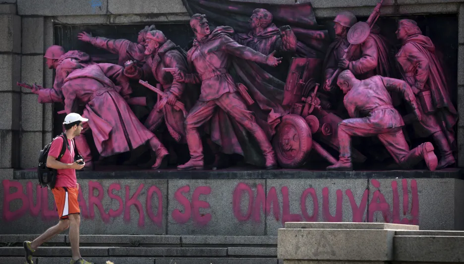 Památník sovětské armády v Sofii někdo přetřel na růžovo