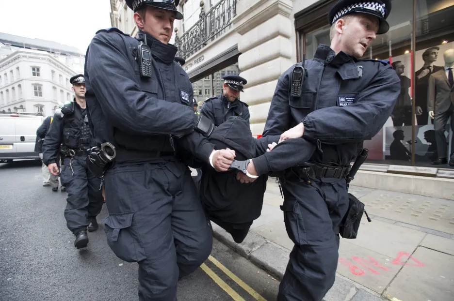 Policie zatýká odpůrce summitu G8