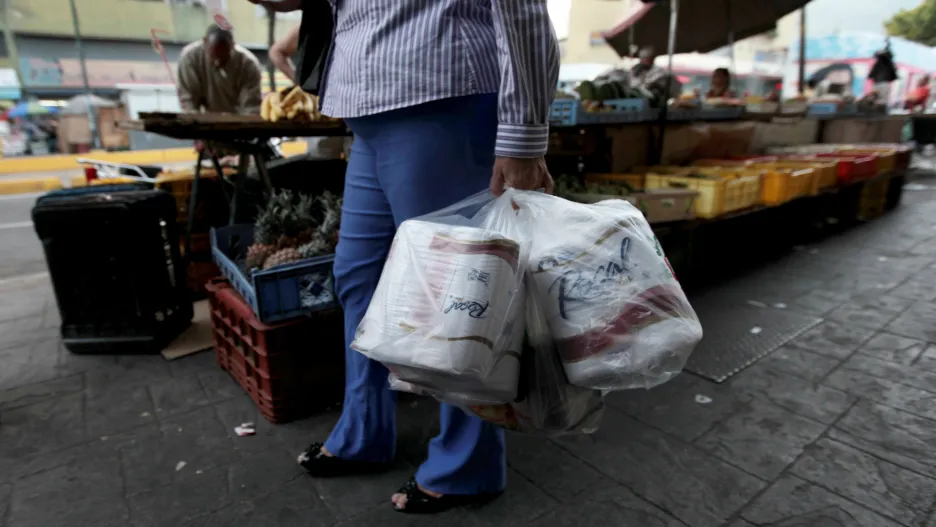 Venezuelané skupují poslední role toaletního papíru