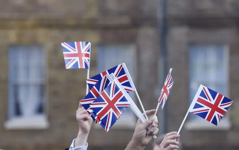 Stoupenci odchodu Spojeného království z EU mávají britskými vlajkami