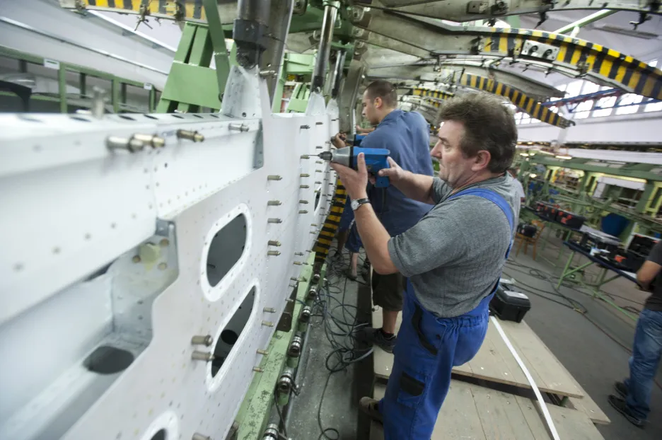 Zaměstnanci Aircraft Industries pracují na montáži letadel