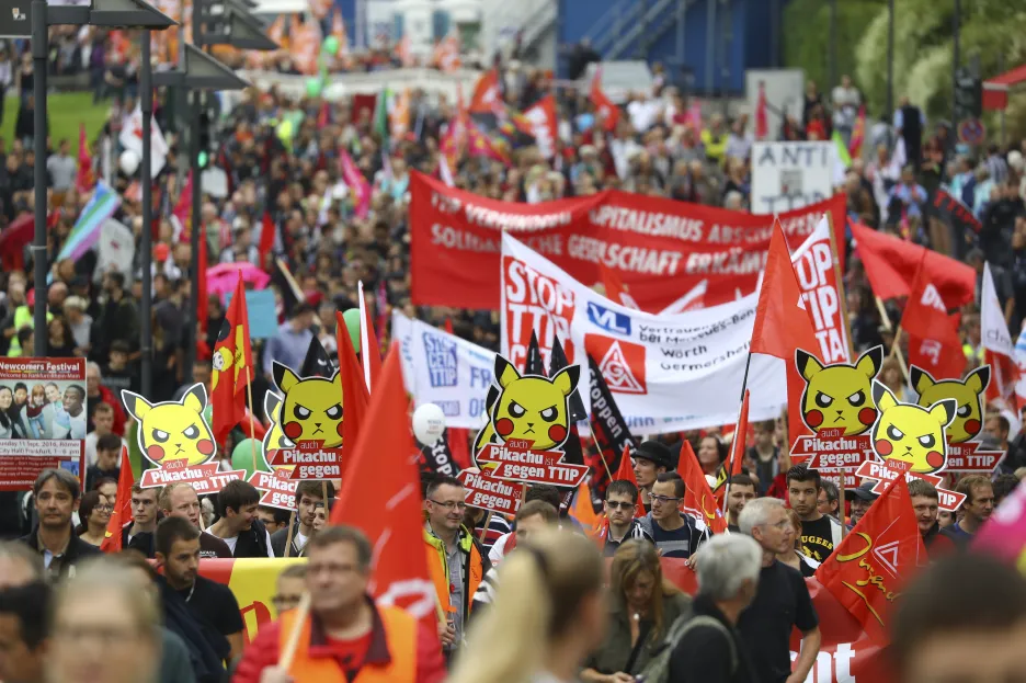 Protest v centru Berlína proti smlouvě TTIP