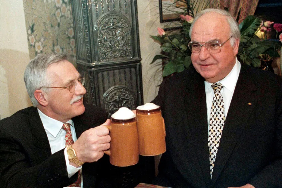 Václav Klaus a Helmut Kohl po podpisu Česko-německé deklarace v roce 1997
