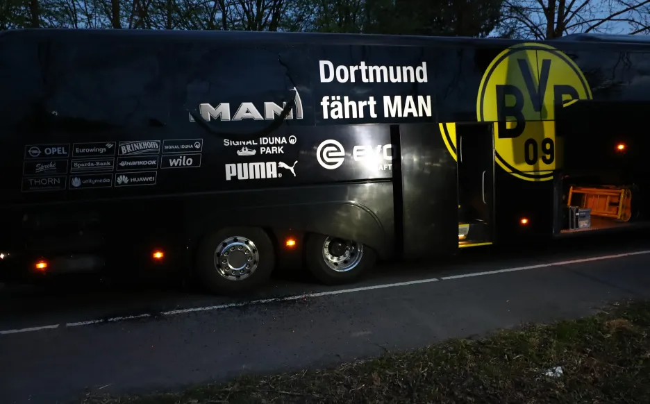 Poškozený autobus týmu Borussie Dortmund