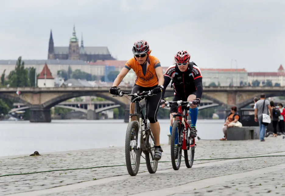 Cyklisté na stezce na náplavce v Praze