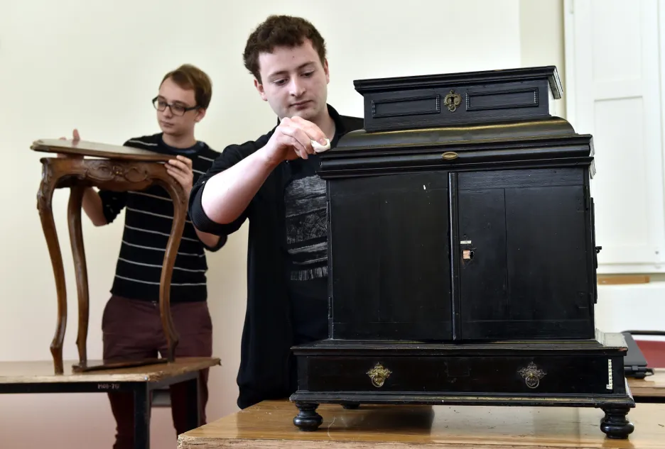 Studenti opravují nábytek na zámku ve Slavkově už šestým rokem 