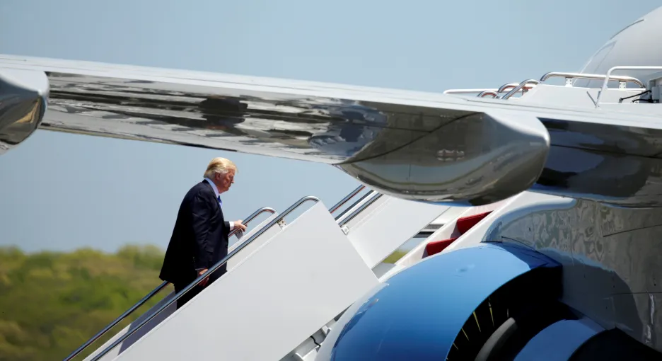 Donald Trump míří na palubu Air Force One