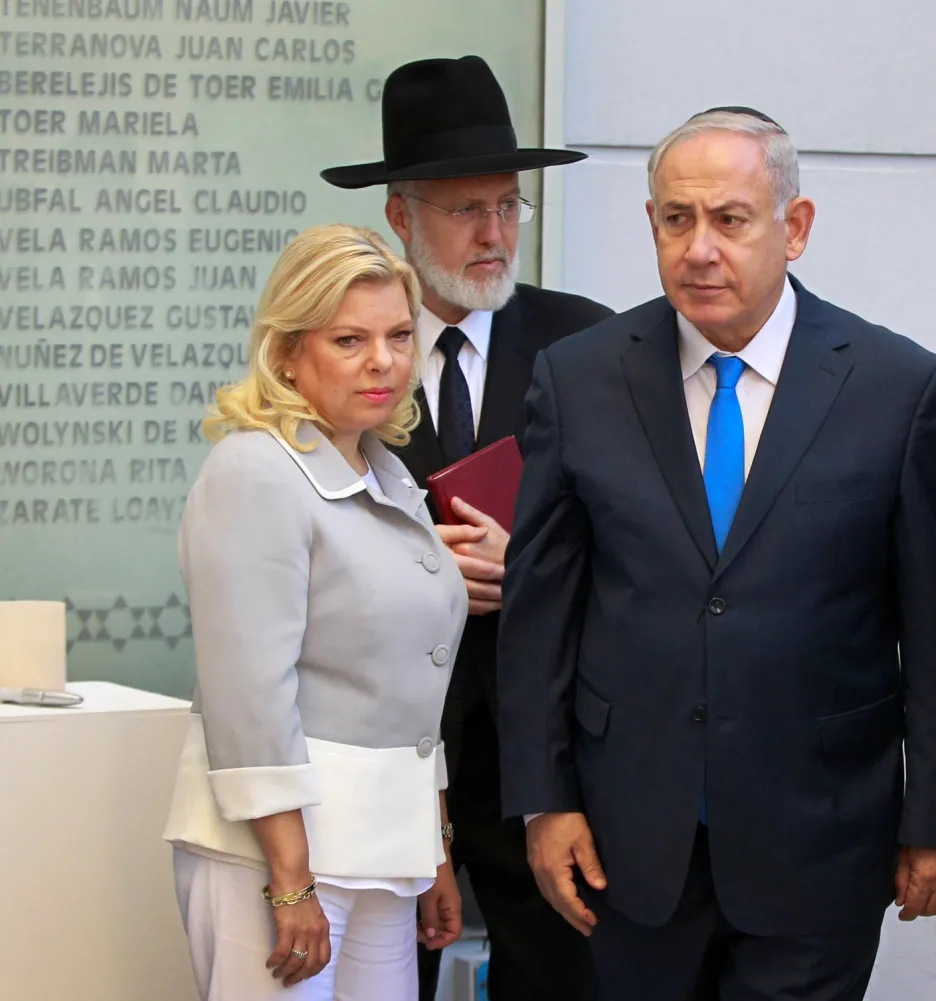 Benjamin Netanjahu (vlevo) s manželkou Sárou na návštěvě v Argentině