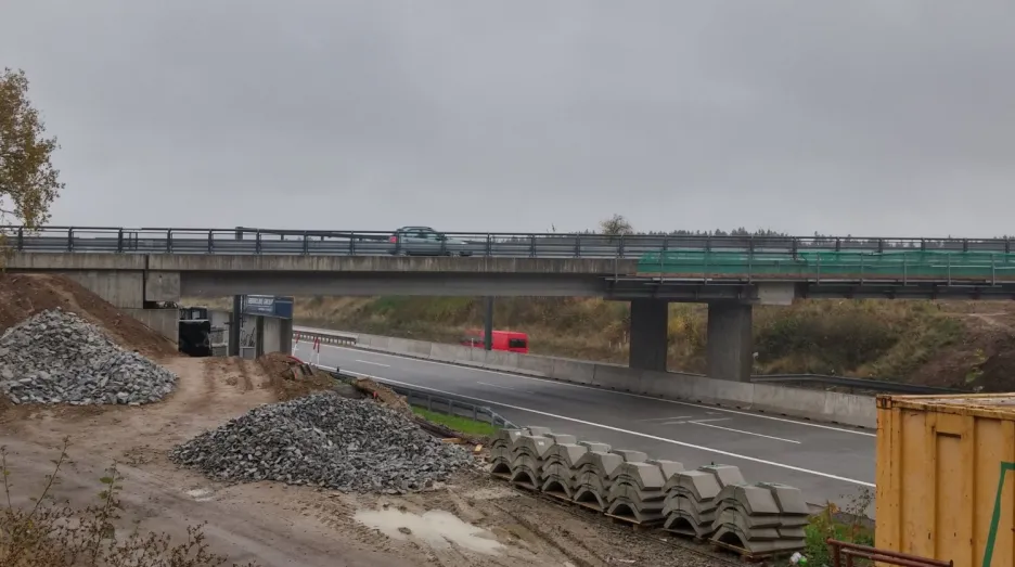 Nový most přes D1 u Měšína