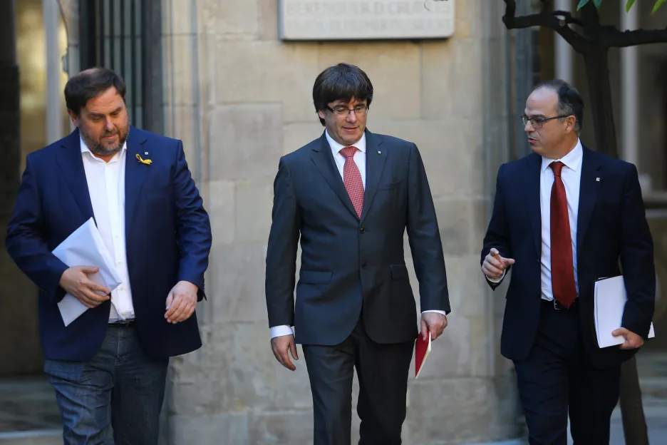Carles Puigdemont přichází na zasedání katalánské vlády