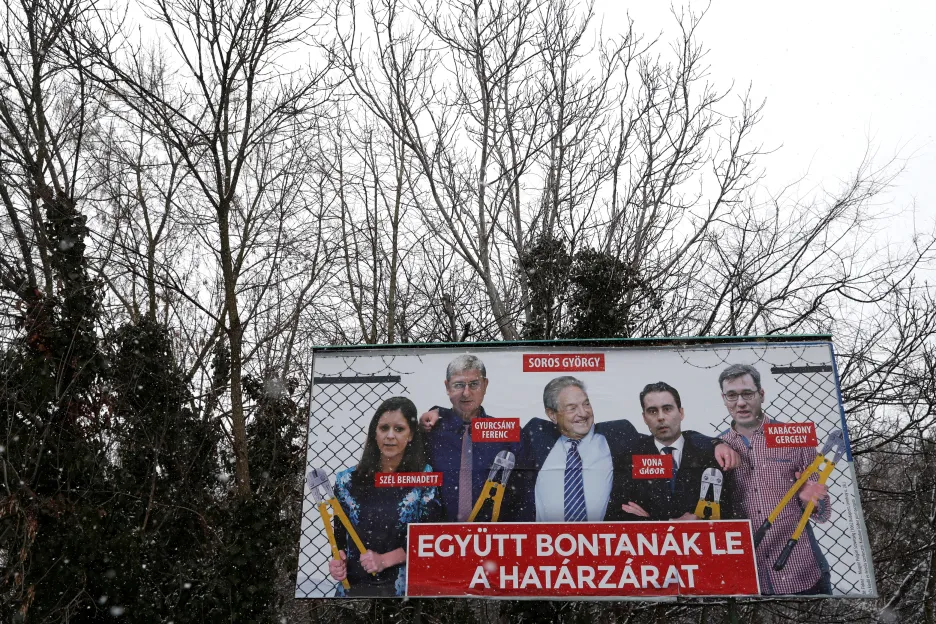 Maďarská vláda nechala vyvěsit billboardy, které na koláži ukazují George Sorose se členy opozice