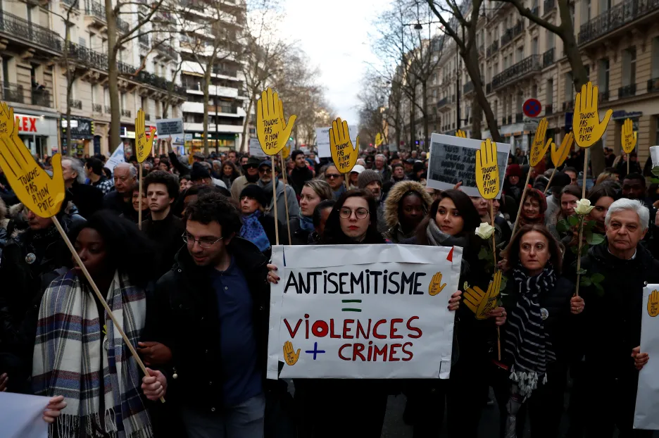 Pietní pochod v Paříži za Mireille Knollovou