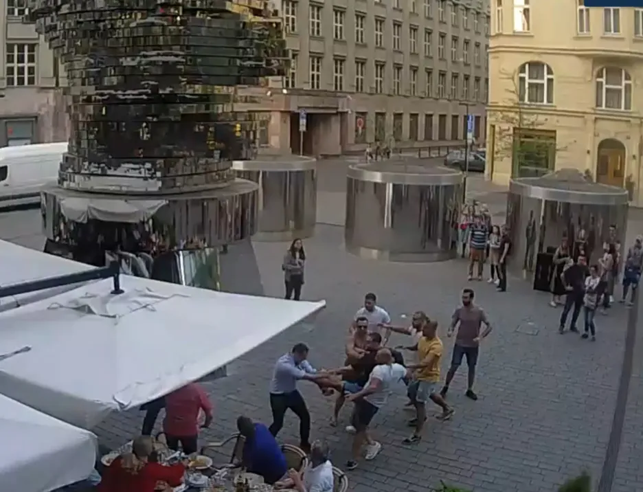 Cizinci těžce zranili číšníka v Praze