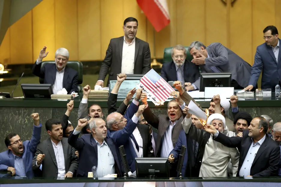 Íránští poslanci pálí americkou vlajku a list papíru symbolizující dohodu