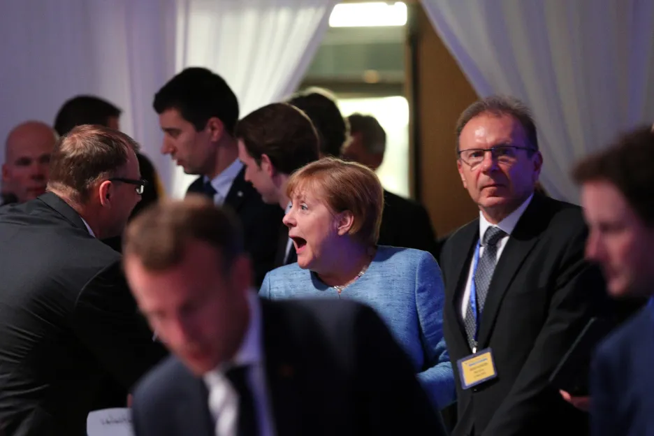 Amgela Merkelová během večeře před summitem EU