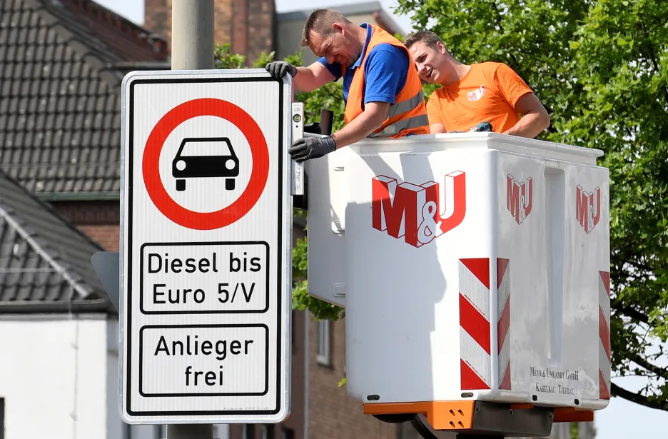 Zákaz vjezdu autům se staršími dieselovými motory v hamburské ulici Max-Brauer-Allee