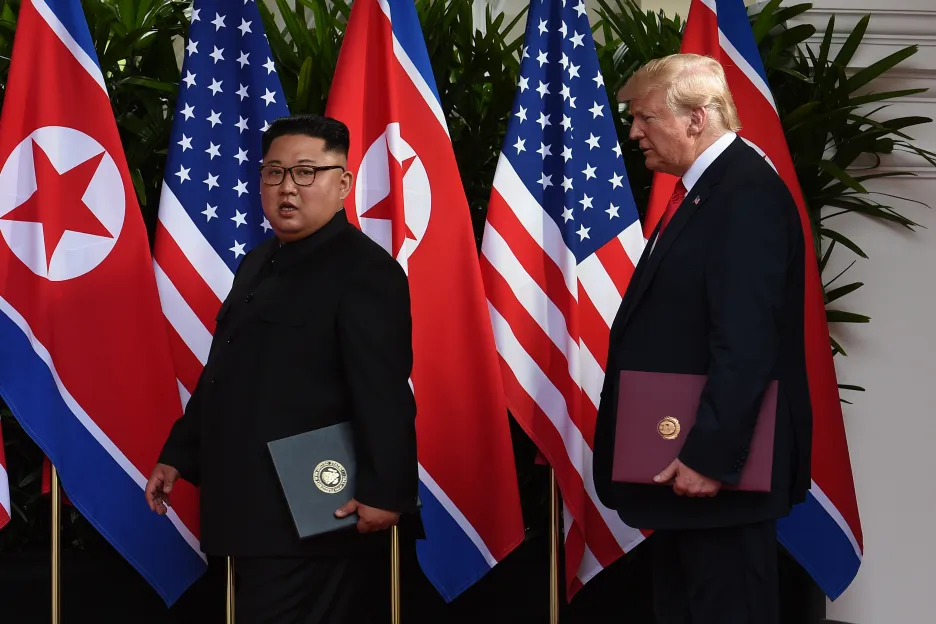 Kim Čong-un a Donald Trump před podepsáním dohody