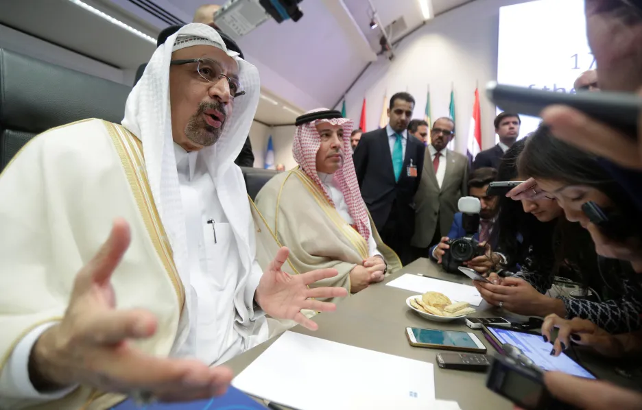 Zástupci Saúdské Arábie na summitu kartelu OPEC hovoří s novináři.