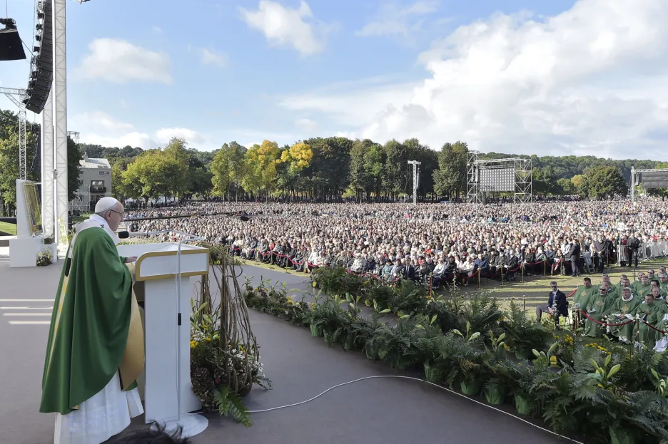 Papežovy mše v Kaunasu se účastnilo 100 tisíc lidí