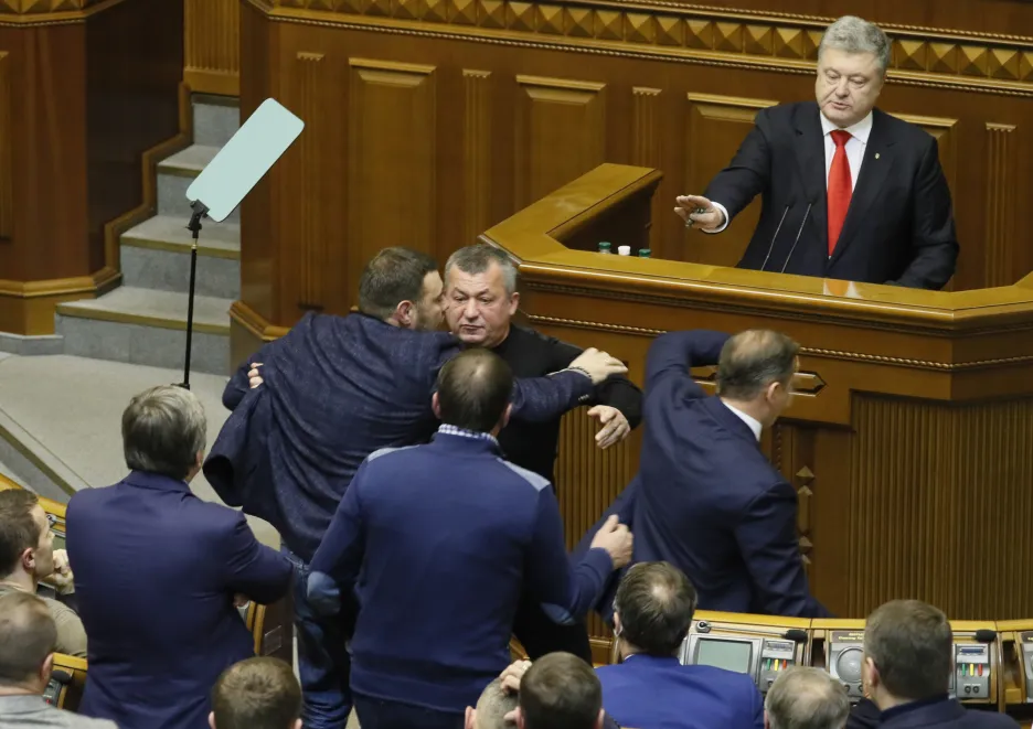 Prezident Porošenko během vzrušené debaty v parlamentu o válečném stavu