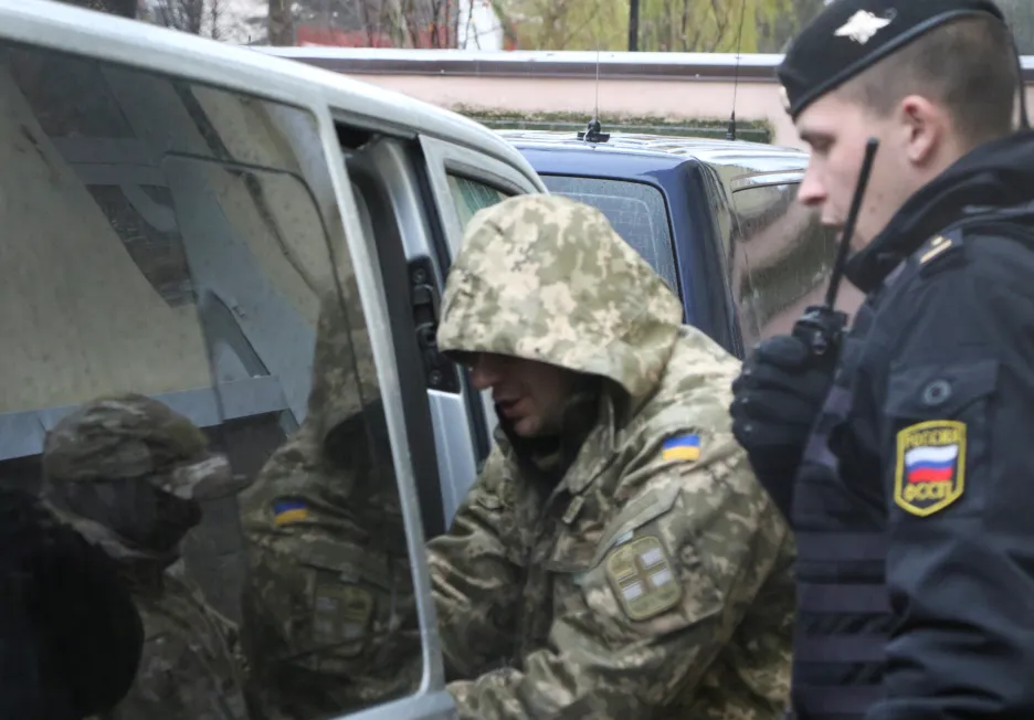 Jeden ze zadržených ukrajinských námořníků před soudem v Simferopolu