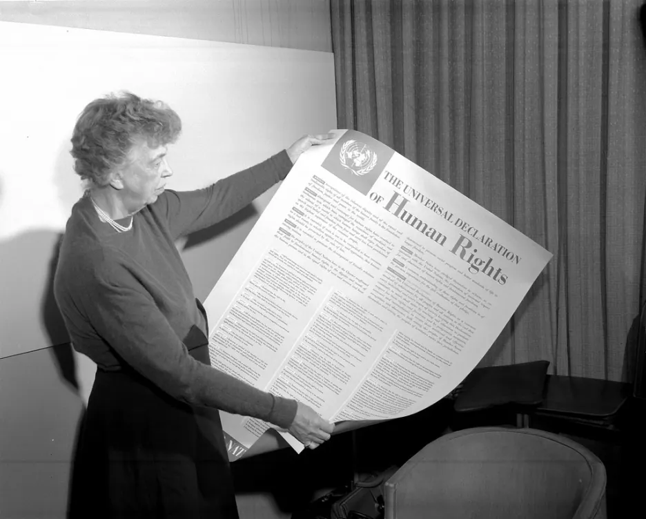 Eleanor Rooseveltová s čerstvě přijatou Všeobecnou deklarací lidských práv