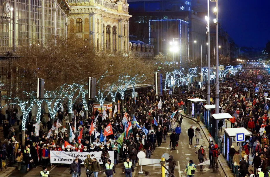 Maďaři protestují proti novele zákoníku práce navyšující počet přesčasů