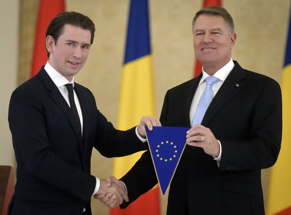Rumunský prezident Iohannis (vpravo) přebírá předsednictví od rakouského kancléře Kurze