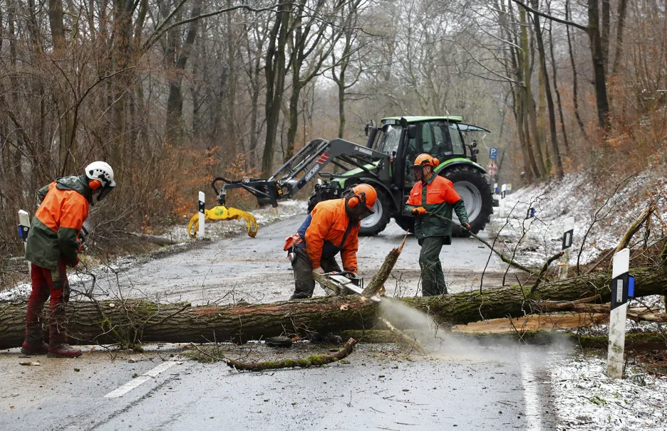 Odstraňování padlých stromů ze silnice po bouři Eberhard u Bad Honnef jižně od Bonnu, Německo.