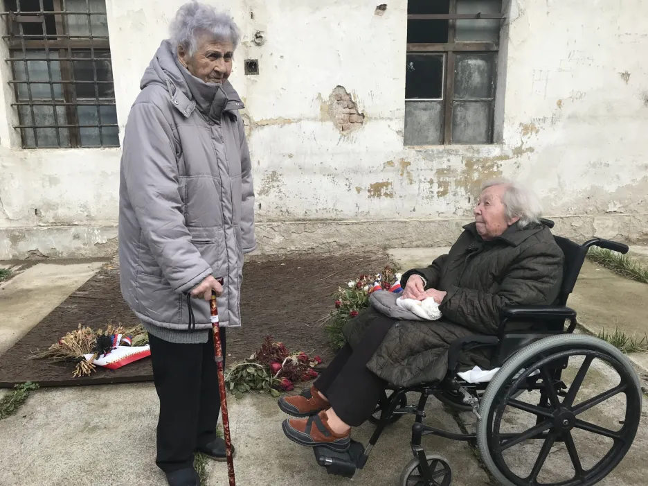 Venuše Štefková a Zdena Zajoncová v bývalé věznici na Cejlu
