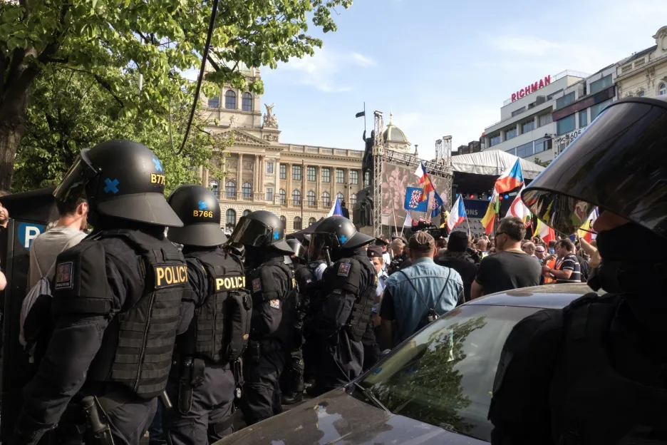 Demonstrace příznivců a odpůrců SPD na Václavském náměstí v Praze