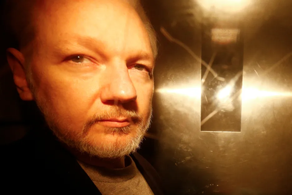 Assange odchází ve středu od soudu, který po potrestal za porušení podmínek kauce