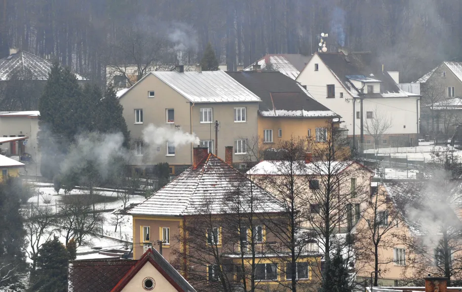 Kouř z komínů rodinných domů v Háji ve Slezsku