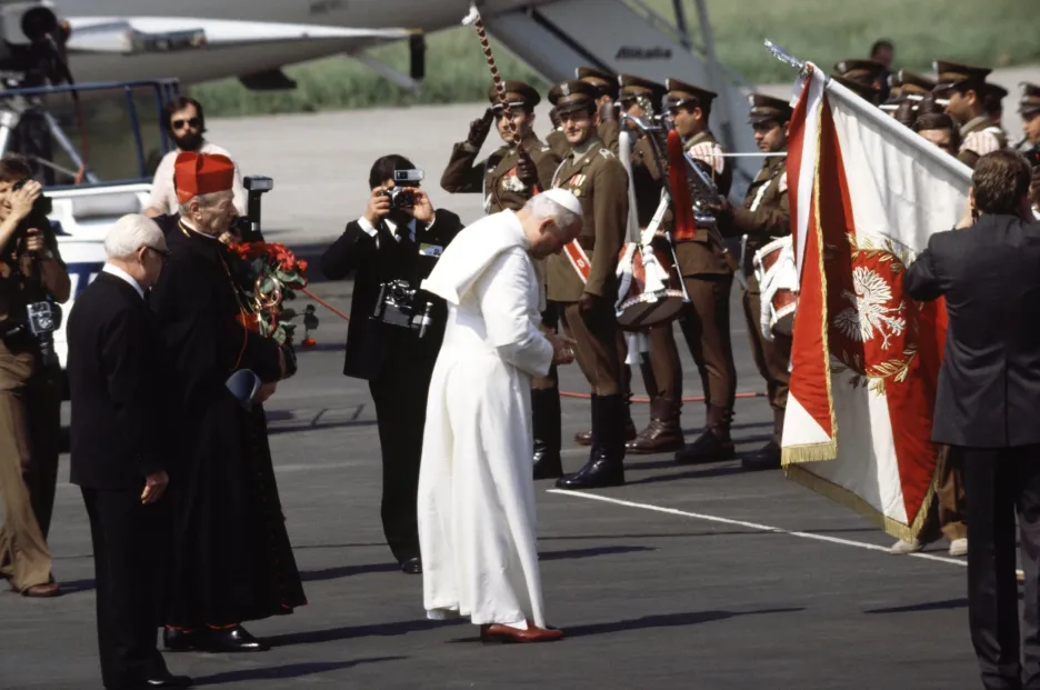 Jan Pavel II. po příletu do Varšavy