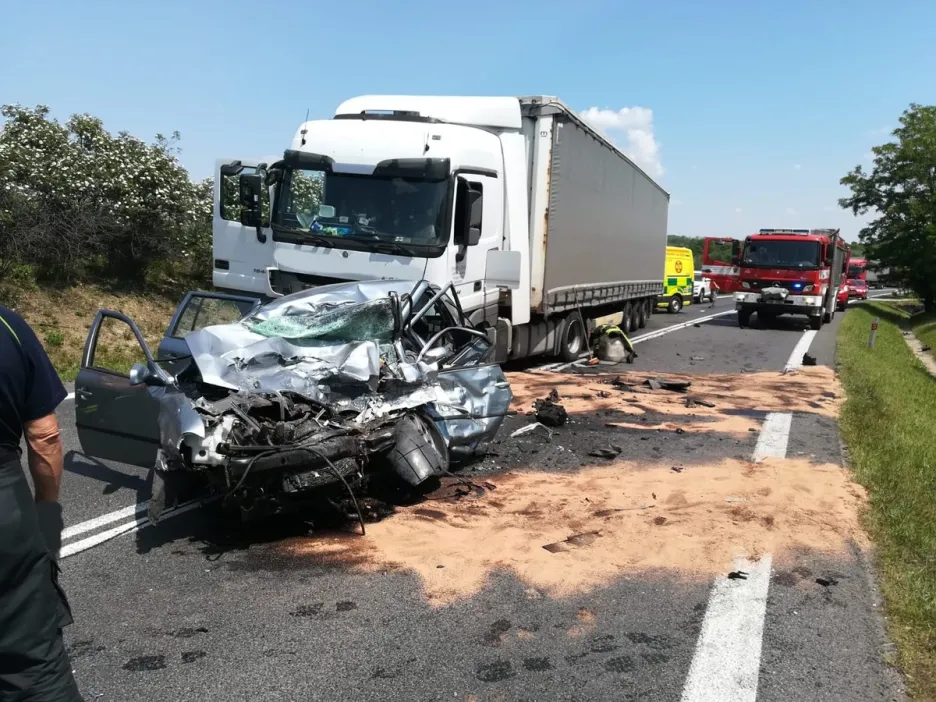 Při dopravní nehodě na silnici 16 u Nové Vsi na Mělnicku zemřel řidič osobního auta, další řidič je zraněný