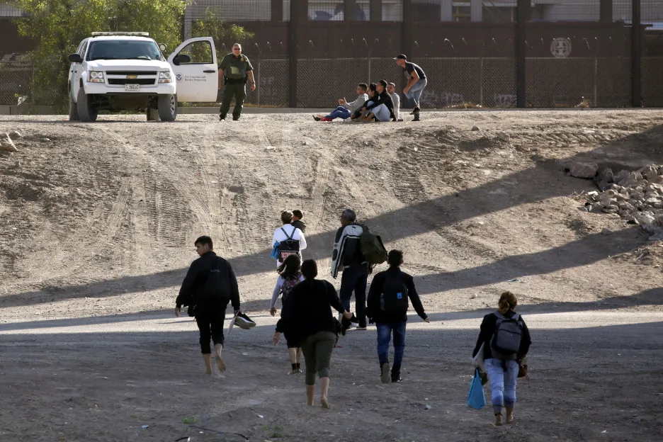 Několik migrantů přešlo koncem května ilegálně hranici mezi Mexikem a USA