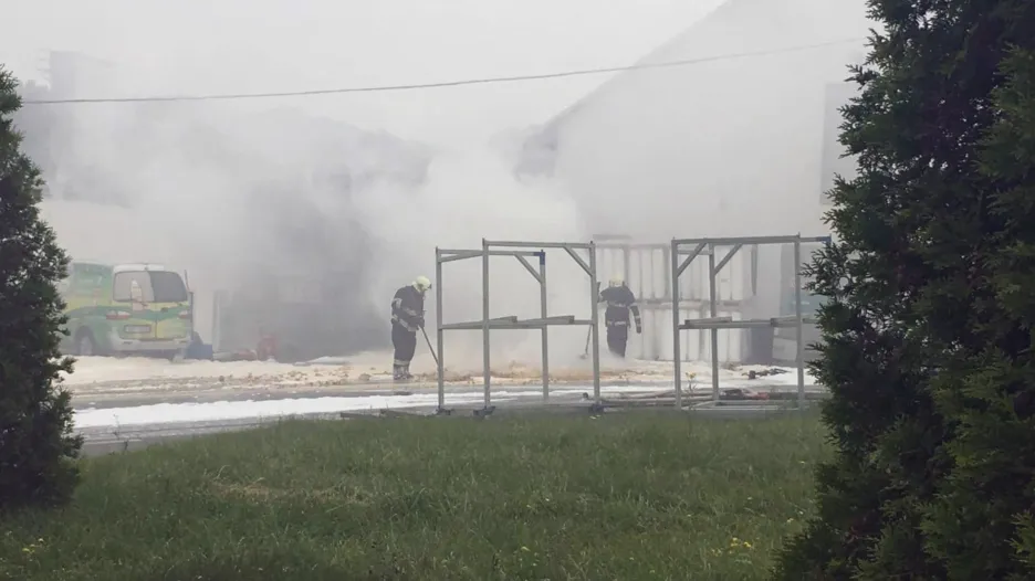 Hasiči likvidují požár chemické látky ve firmě Cheport