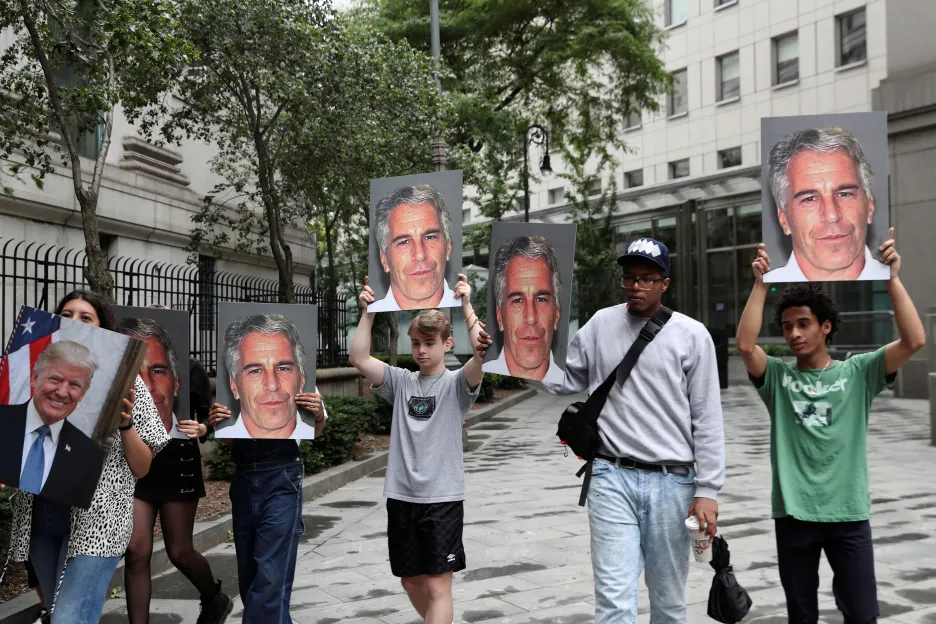 Demonstranti v New Yorku s podobiznami Epsteina 
