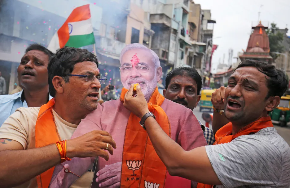 Lidé v indickém městě Ahmedabad slaví s maketou premiéra Módího rozhodnutí vlády