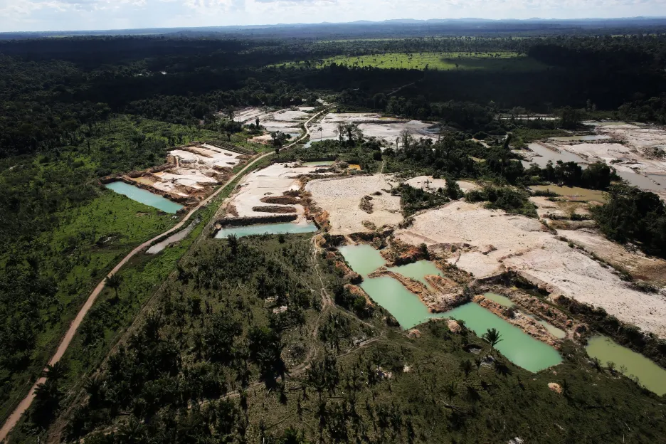 Kus amazonského pralesa zmizel poblíž města Castelo dos Sohnos kvůli nelegální těžbě zlata