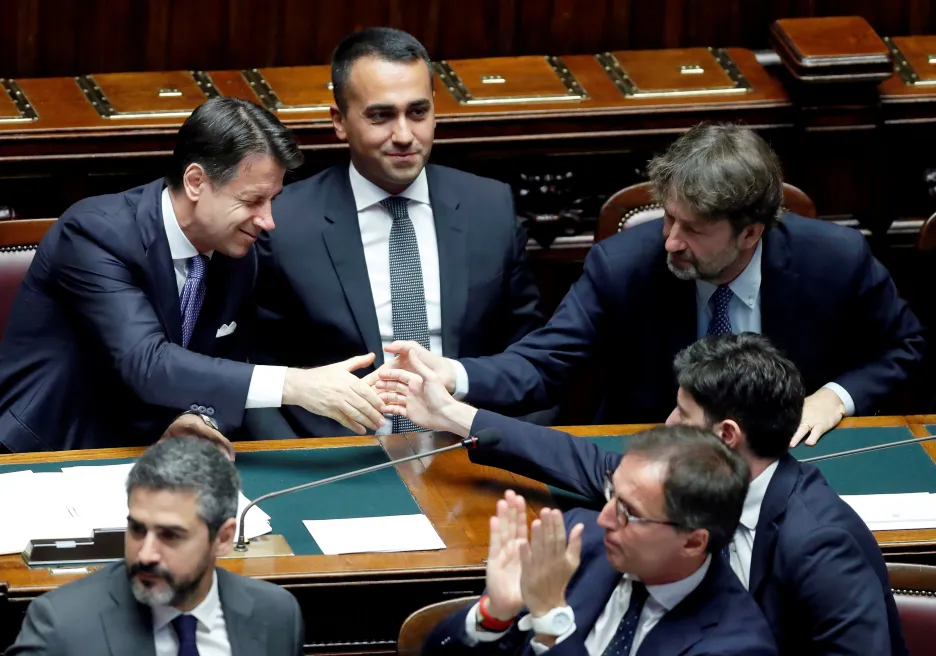 Premiér Giuseppe Conte přijímá gratulace poté, co představil program nové vlády