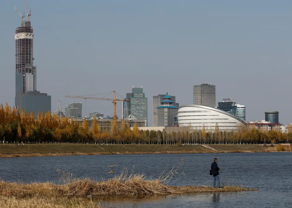 Rybář u kazašské metropole Nur-Sultan