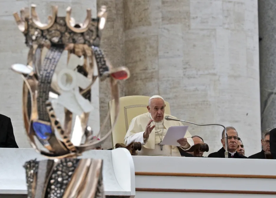 Papež František přijal sochu připomínající svatořečení Anežky České