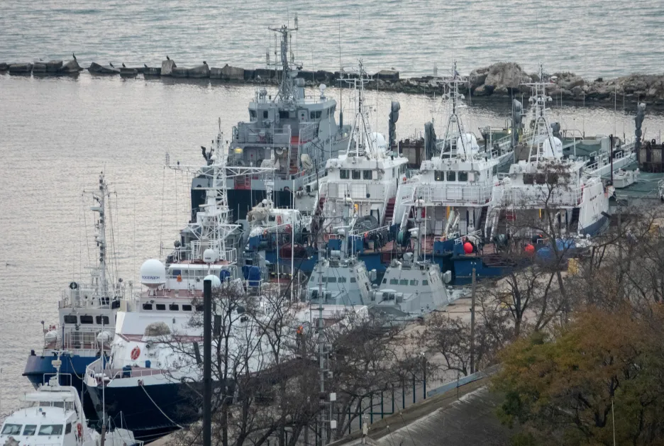 Ruské lodě hlídají v Kerčském průlivu zadržená ukrajinská plavidla 