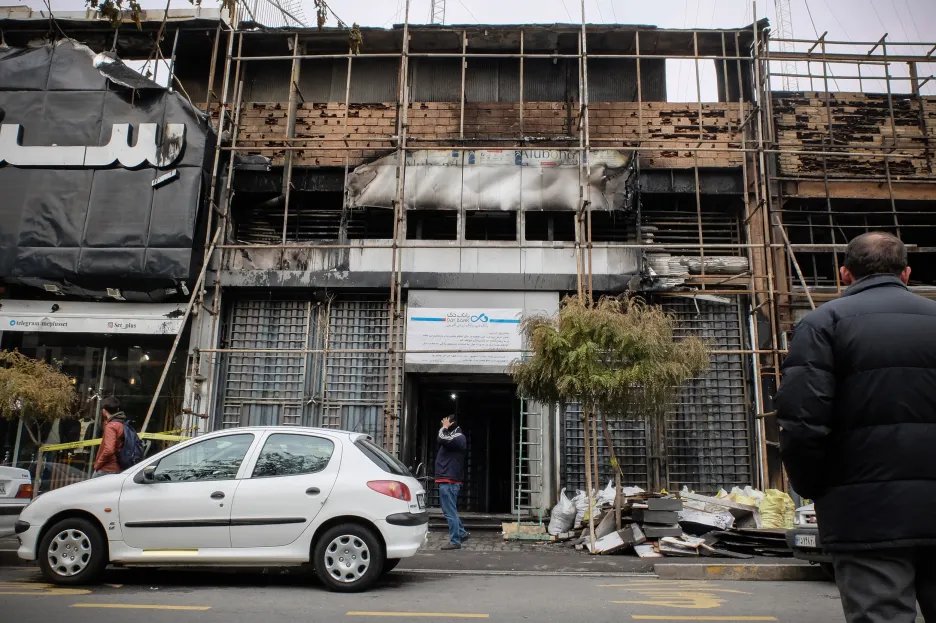 Vypálené sídlo banky v Teheránu
