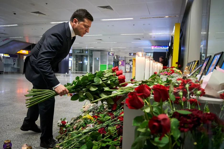 Ukrajinský prezident pokládá květiny na letišti v Boryspilu