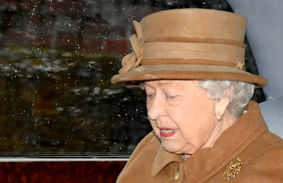 Královna Alžběta během cesty na nedělní mši v Sandringhamu