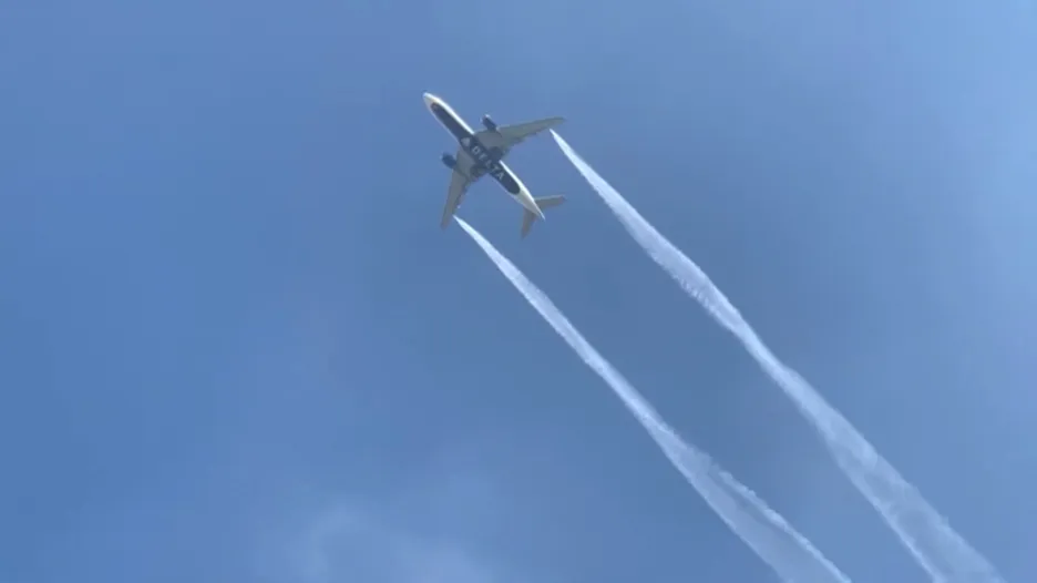 Boeing společnosti Delta vypouští palivo nad Los Angeles