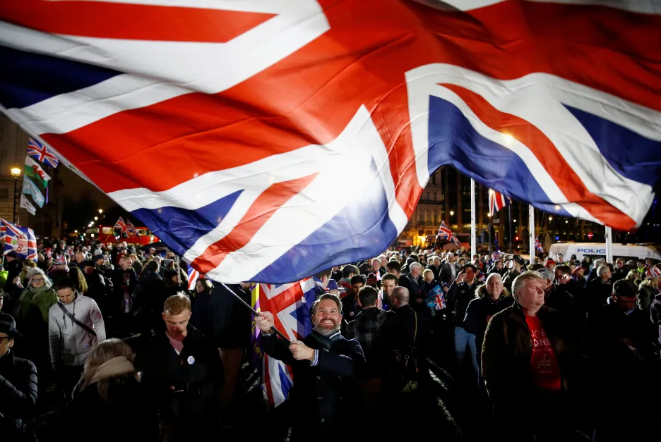Britská vlajka během brexitové noci v Londýně
