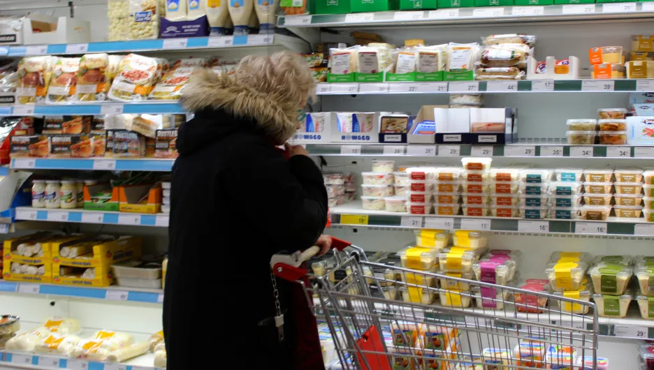 Nákup v pražské prodejně britského řetězce supermarketů Iceland Foods, který se specializuje na mražené potraviny, 